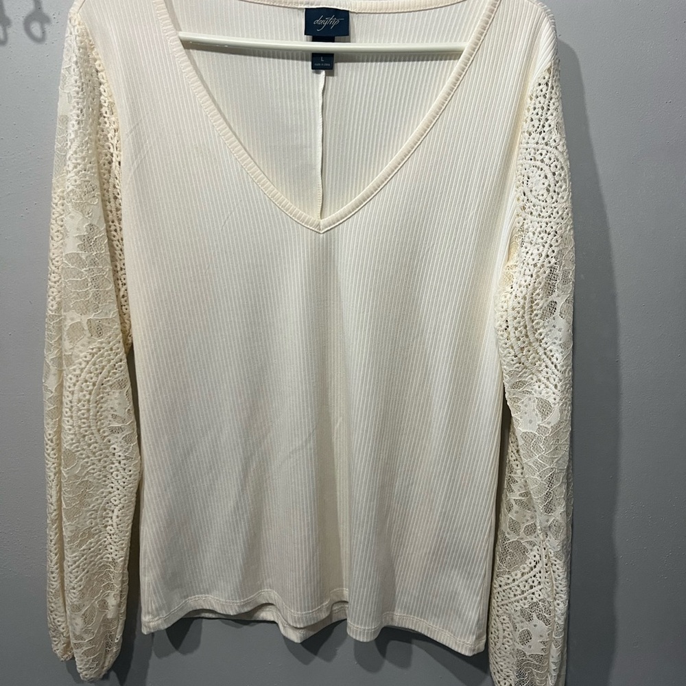 Daytrip -Buckle- Ivory Lace Sleeve Blouse. Size Large